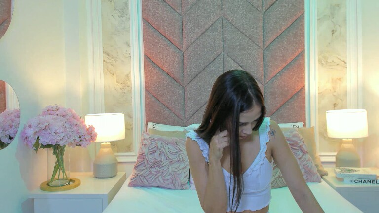 ScarletShinee's Streamate show and profile